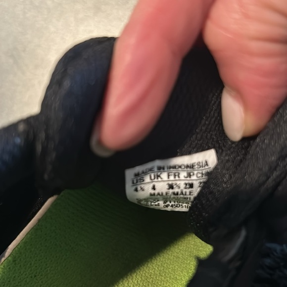 🌿kids / boys soccer turf shoes, size 4.5🌿 - Picture 7 of 7